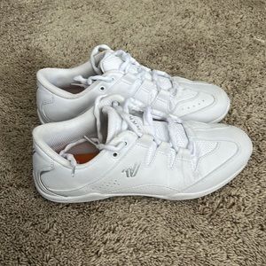 VARSITY spark white cheer shoes. Size 7.5